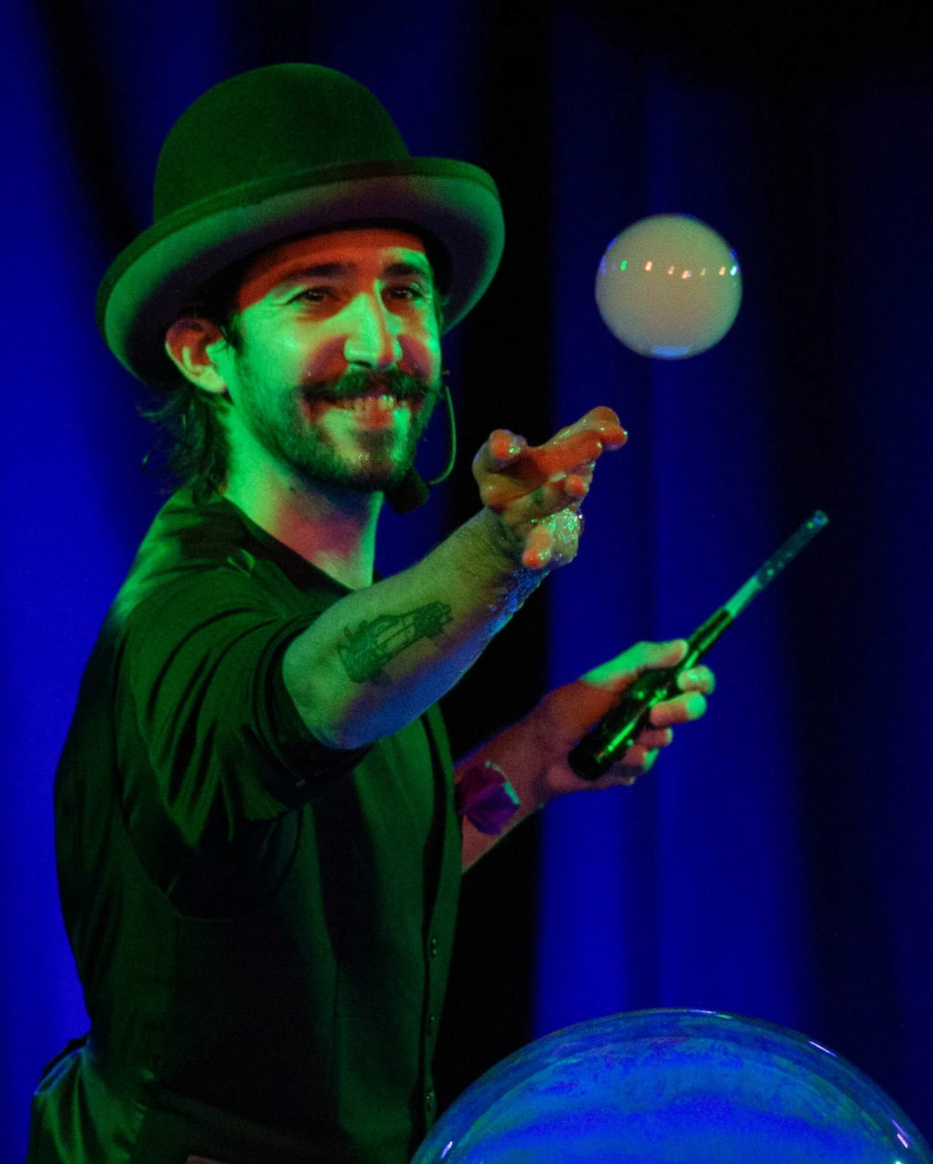 Magos - MiCon - Reserva Magos para tu evento Mago profesional de cerca e ilusionista realizando un show de magia interactiva para eventos en Barcelona - MiCon Entertainment