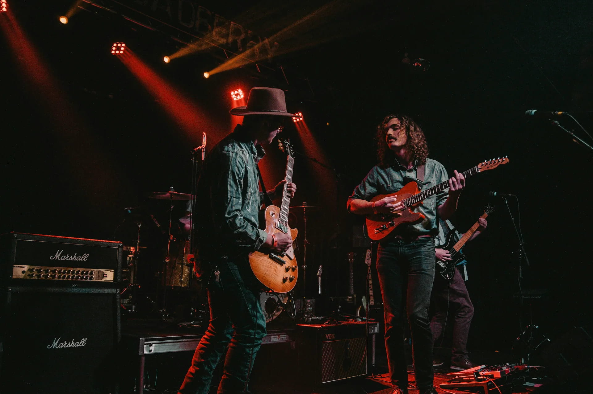 Músicos en Vivo - MiCon - Reserva Músicos en Vivo para tu evento Banda de música en vivo con guitarras y batería actuando en un concierto para un evento corporativo en Barcelona - MiCon Talent