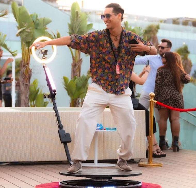 Experiencia interactiva de cámara 360 y fotomatón para eventos de lujo y activaciones en Barcelona - MiCon Event Tech